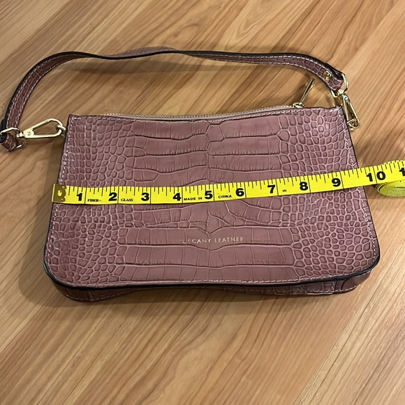 Tuscany leather purple-pink shoulder bag with gold hardware. - Picture 5 of 7